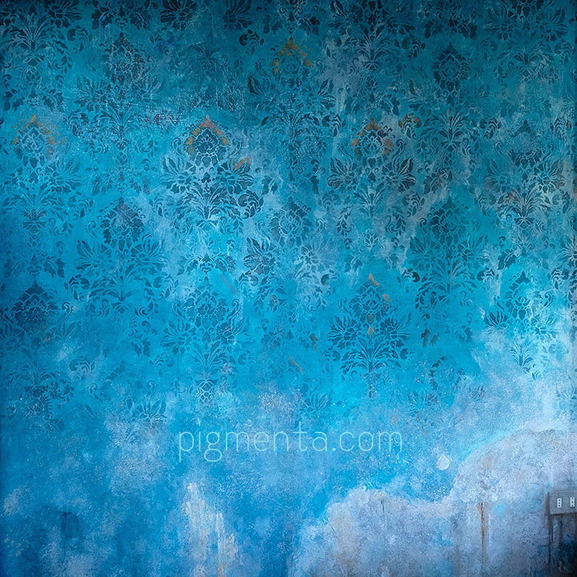 parete con texture damascata a effetto delabrè