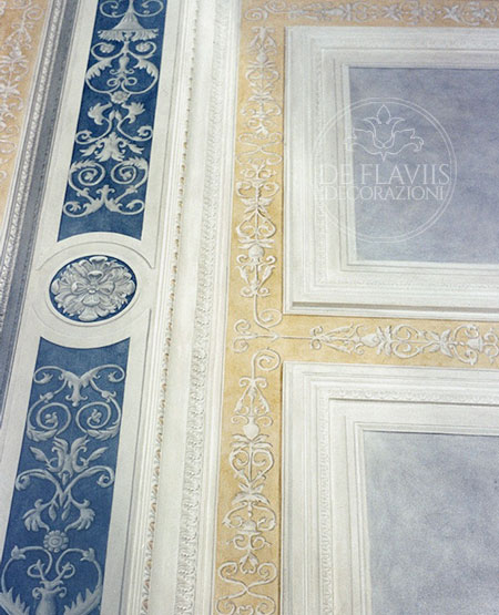 soffitto con decorazioni classiche