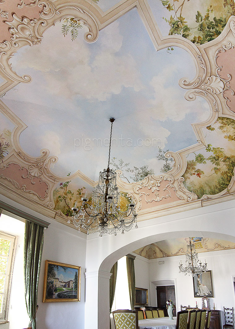 soffitto antico dipinto a cielo con foglie di vite, in stile barocco