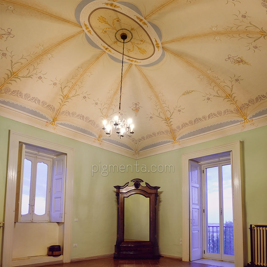 soffitto antico dipinto con velario decorativo.